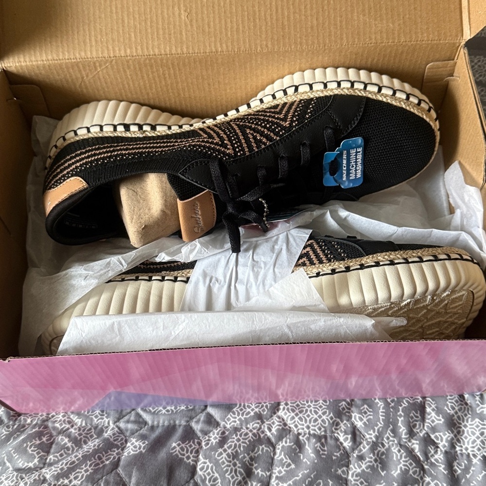 Skechers Wilshire Blvd Bellevue Women’s Black and Tan Sneakers Vegan Shoes - Picture 5 of 10